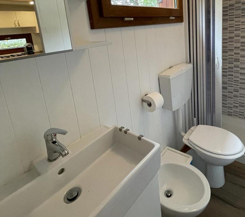 Salle de bain moderne avec douche, bidet et lavabo.