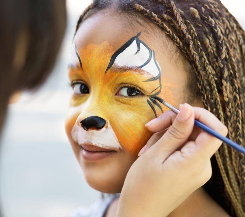 Mädchen mit Fuchs-Gesichtsfarbe während einer Schminksitzung.